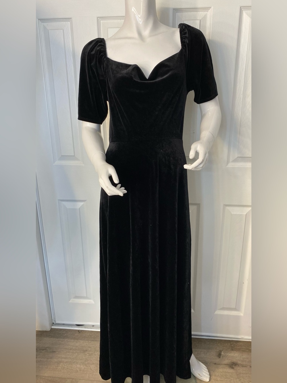 Classic Black Velvet Maxi Dress with Sweetheart Bodice